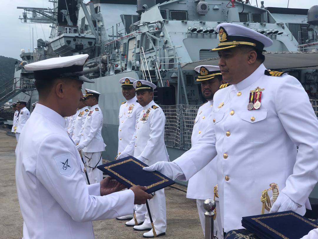 kdjebat29's tweet photo. #JEBLEK 

Sentiasa segak. #LEKIUFighter &amp; #JEBATWarrior sewaktu Perbarisan Peg Kanan Skn Frigate ke 23. 

#VictoryTogether
#NavyNews
#NavyPride

@tldm_rasmi @MPA_Barat @reza_azeranil63 @ArisAdiTanBinA1 @RickySuhaimi @syarizalnoordin @KD_LekiuFFGH30 https://t.co/5oh2aIOcEg