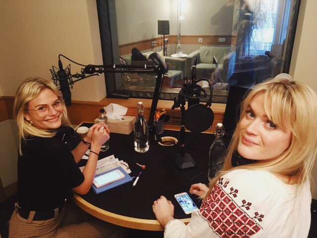 thehighlowshow's tweet photo. The High Low recording its first episode in Feb 2017. And today is our 100th birthday 🎉 Tune in for @dollyalderton ‘s centenary compilation surprise for @PINsykes feat. the utter legends @TinaBrownLM &amp; Margot Robbie amongst others! THANKS TO ALL YOU DAMES FOR LISTENING. https://t.co/3Q9H44NJp7