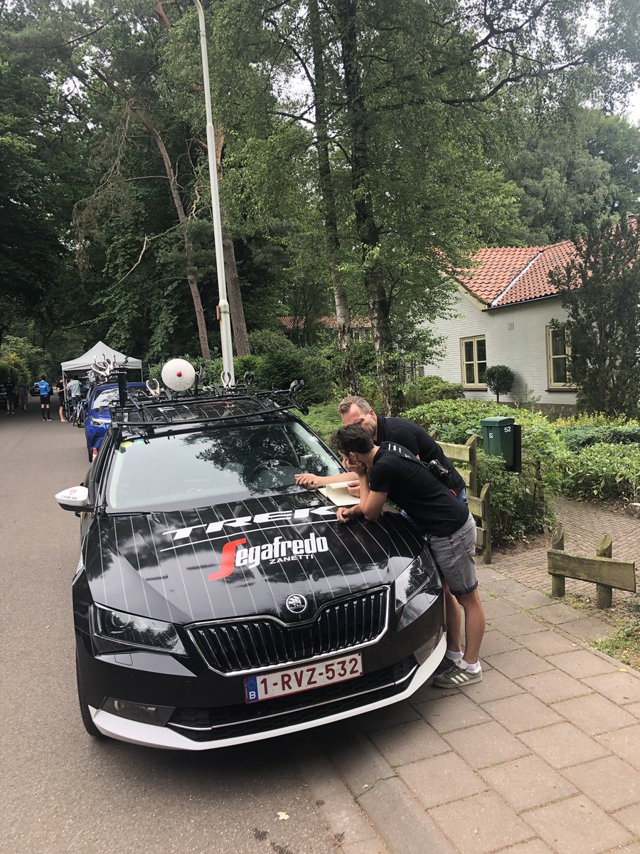 reneemeijer02's tweet photo. #nktijdrijden #dameselite @TrekSegafredo .@ellenvdijk .
Bespreking coach en ploegleider 👊 https://t.co/mYmwD8Cp8i