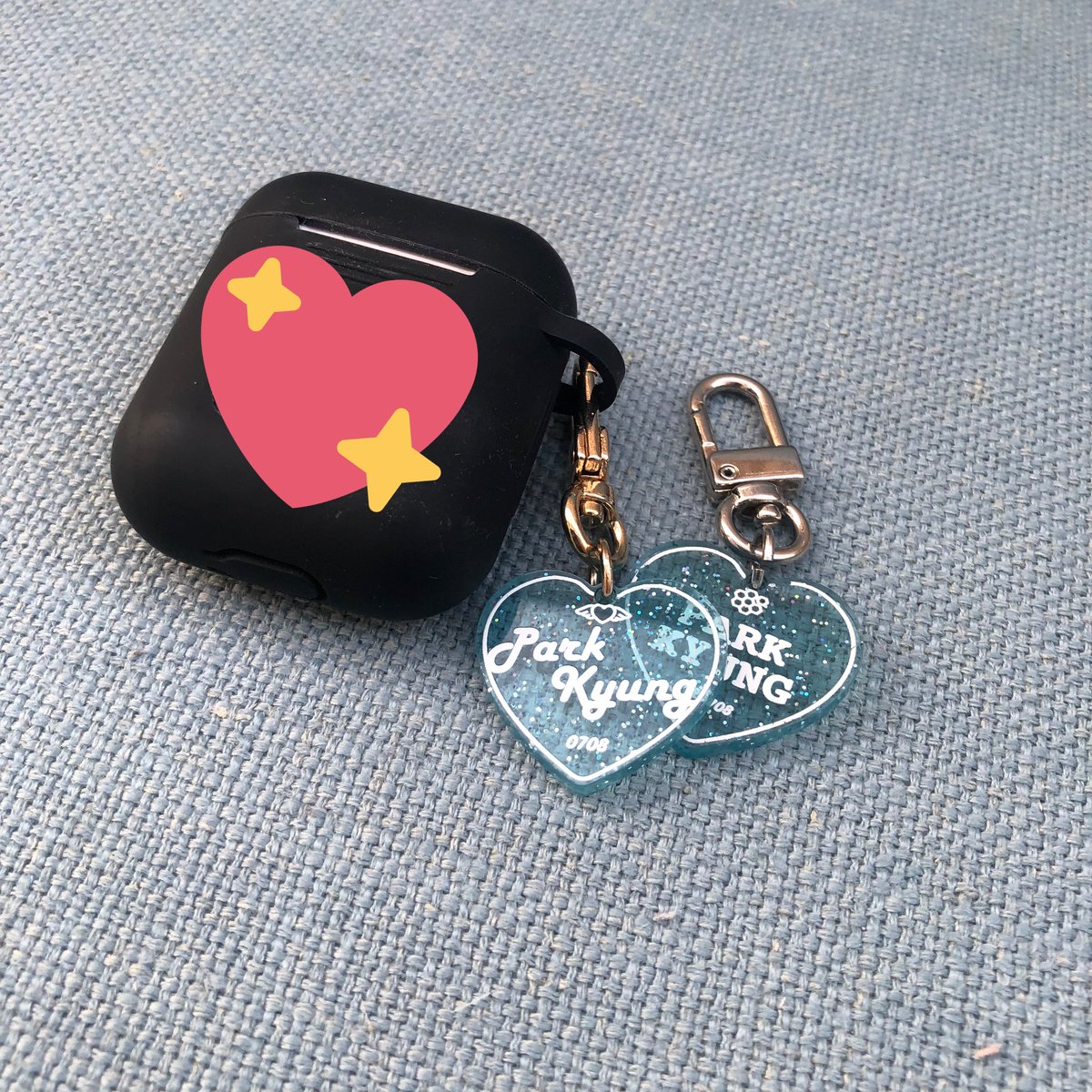 kyung_warning's tweet image. [RT+FOLLOW EVENT]

제가 쓰려고 키링 조금 만들었는데 너무 예뻐서 이벵튜 해요 에어팟에 달고다니면 아주 좋슴다 그냥 알티누르고 지나가세욥
당발은 경오빠 생일때 하겠습니다!
한분당 종류랜덤으로 키링 하나씩 보내드릴께요! 제가 키링개수가 헷갈려서,,아마 3~5분정도 보내드릴수있을꺼같아요ㅠ