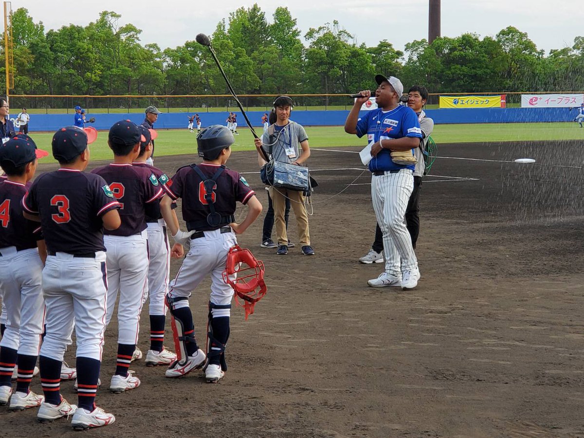 石川ミリオンスターズ On Twitter 公式戦 福井ミラクルエレファンツ お笑い芸人 マテンロウ の アントニー さんがこれから始球式です 始球式をしてその後すぐに移動して 19時からの 絶好調w に生出演 始球式に至った経緯も含め放送されますのでぜひ