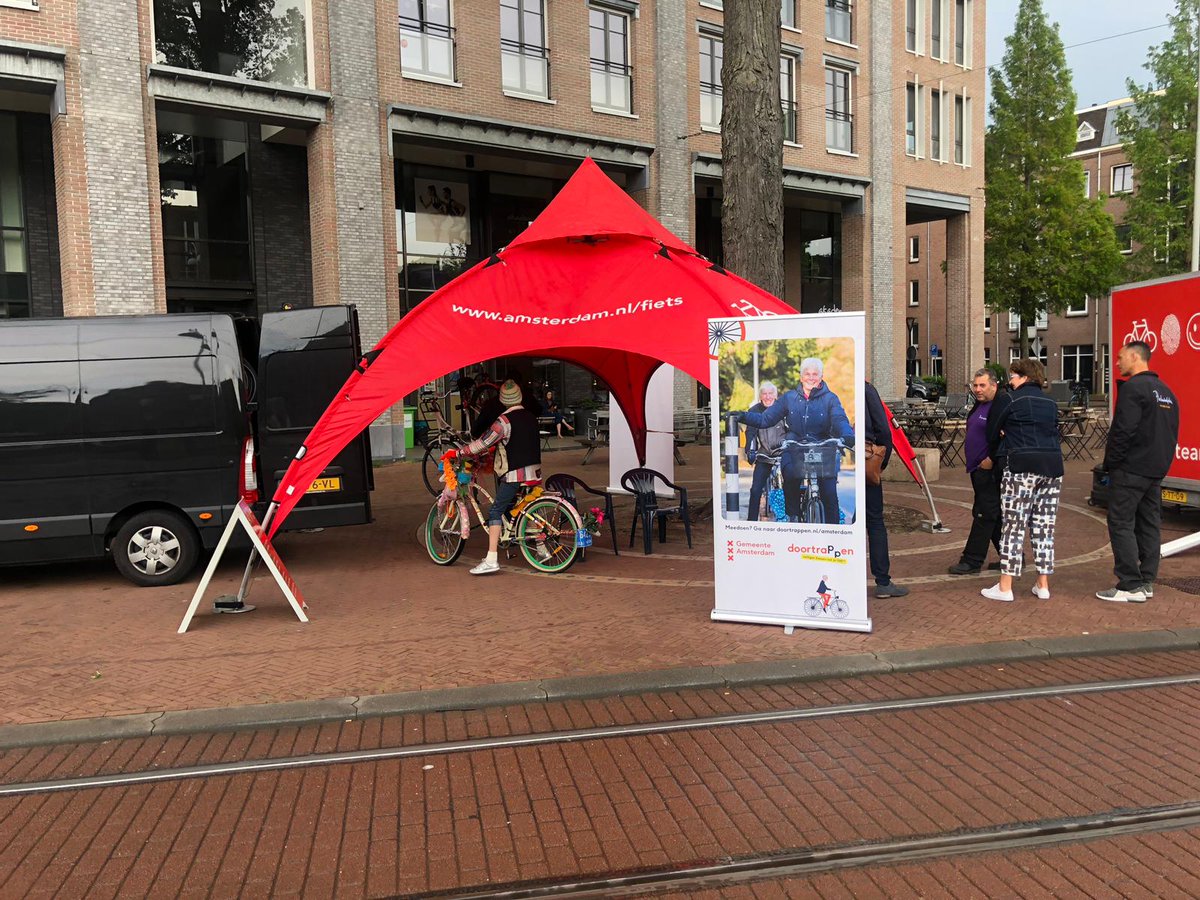 Vandaag staat het graveerteam op de Zwanenburgwal.
Voor de oudere fietser is er fietsgymnastiek en een fietscheck. Dit is in samenwerking met het project Doortrappen. Zij helpen ouderen om langer, fitter en veiliger te blijven fietsen doortrappen.nl