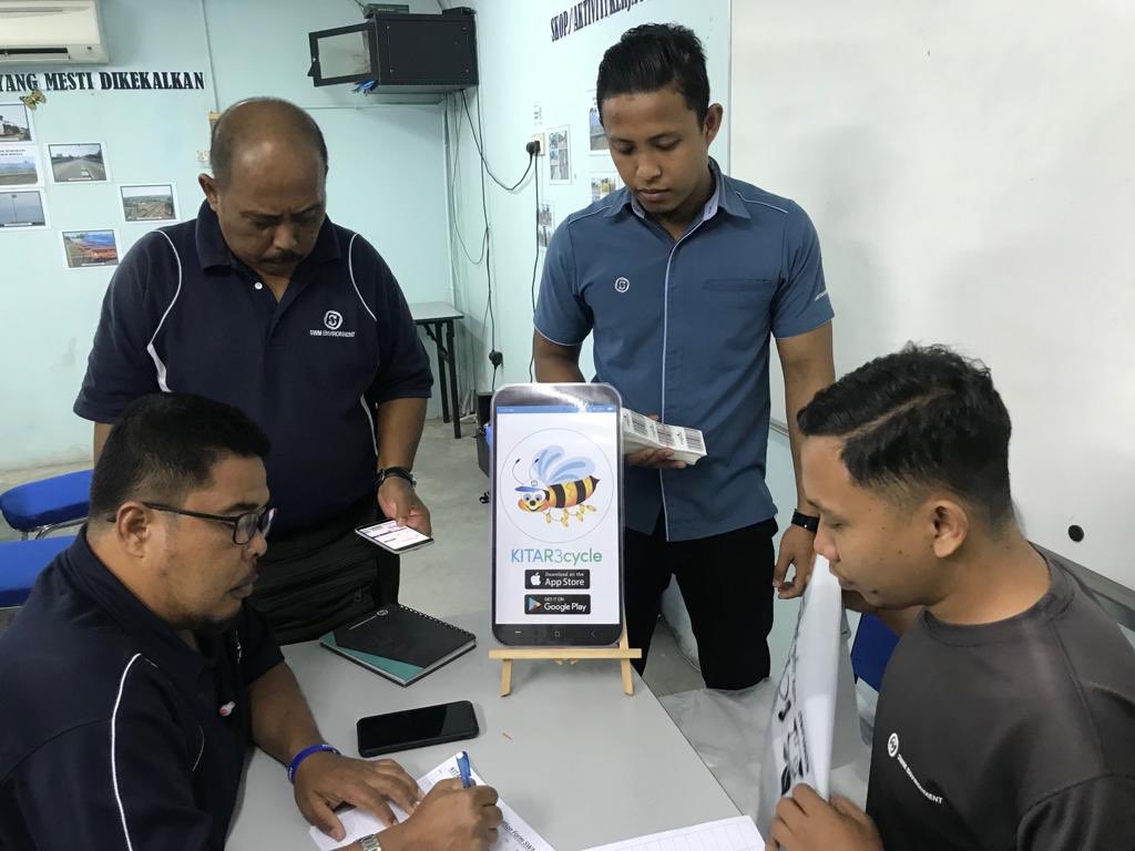 unclebat123's tweet photo. Promosi Program KITAR3cycle telah diteruskan lagi ke Pejabat Operasi @swmenvironment Cawangan Muar oleh Krew 3R Troopers sebentar tadi. Rata-rata warga kerja di sana telah menyambut baik program ini.

Ayuh kitar semula demi masa depan anak-anak kita!

#swmenvironment #swmsb https://t.co/9oDPyR9zNw