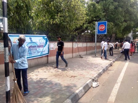 msme_dind's tweet photo. 25 जून, 2019 को स्वच्छता अभियान पखवाड़ा के दौरान निदेशक एम एस एम ई, नई दिल्ली ने अपने कार्यालय के अन्य कर्मचारियों एवं अधिकारियों के संग कार्यालय परिसीमा के बाहर फुटपाथों की सफाई की। #MSME #MYMSME https://t.co/m9sXf76YJY