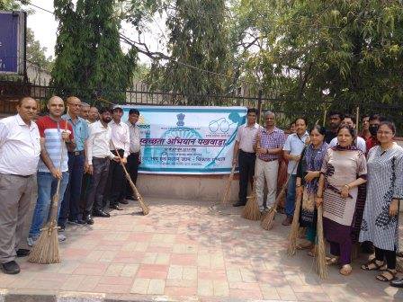 msme_dind's tweet photo. 25 जून, 2019 को स्वच्छता अभियान पखवाड़ा के दौरान निदेशक एम एस एम ई, नई दिल्ली ने अपने कार्यालय के अन्य कर्मचारियों एवं अधिकारियों के संग कार्यालय परिसीमा के बाहर फुटपाथों की सफाई की। #MSME #MYMSME https://t.co/m9sXf76YJY