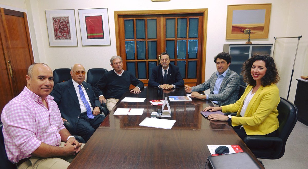 COATSevilla's tweet photo. Celebrada la reunión del Director de @EtsieUs  (Valeriano Lucas) con representantes de los #COAATS de #Andalucía occidental (@AparejadoresAnd) para hacer un plan de captación de estudiantes.

@CGATEsp #ConectaT #Aparejadores https://t.co/8WsRw0I8MC