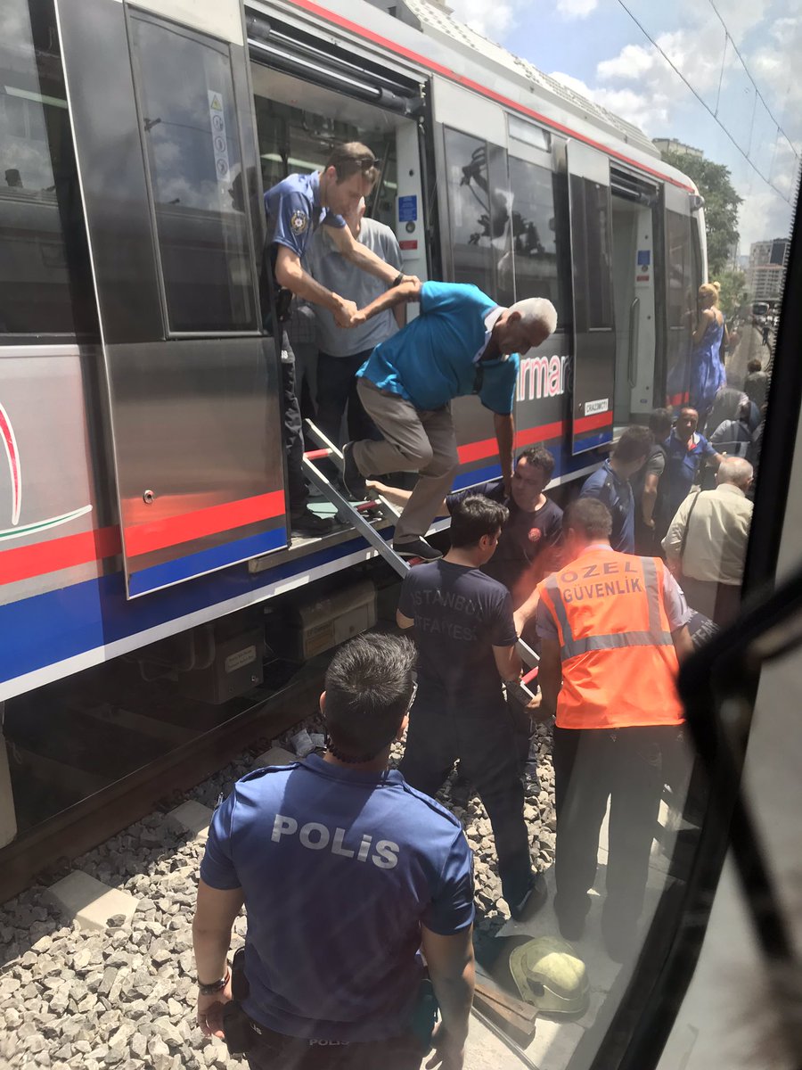 dadall34's tweet photo. @Marmaraytcdd sorun nedir? Yarım saat erenköy istasyonunda bekletildik. Ara ara duruyoruz. https://t.co/JciGs3z33b