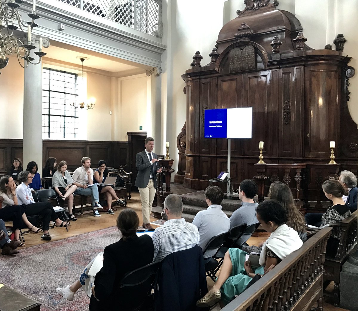 Break-out sessions are underway at #hix2019. <a href="/BaarThomas/">Thomas Baar</a> of the CFI is leading a worshop on using #Evidence in innovation. How do we determine what kinds of evidence we need for different stakeholders and actors? #Adaptiveness #Collaboration <a href="/DCHI_NL/">DCHI</a> <a href="/ELHRA/">Alice</a>