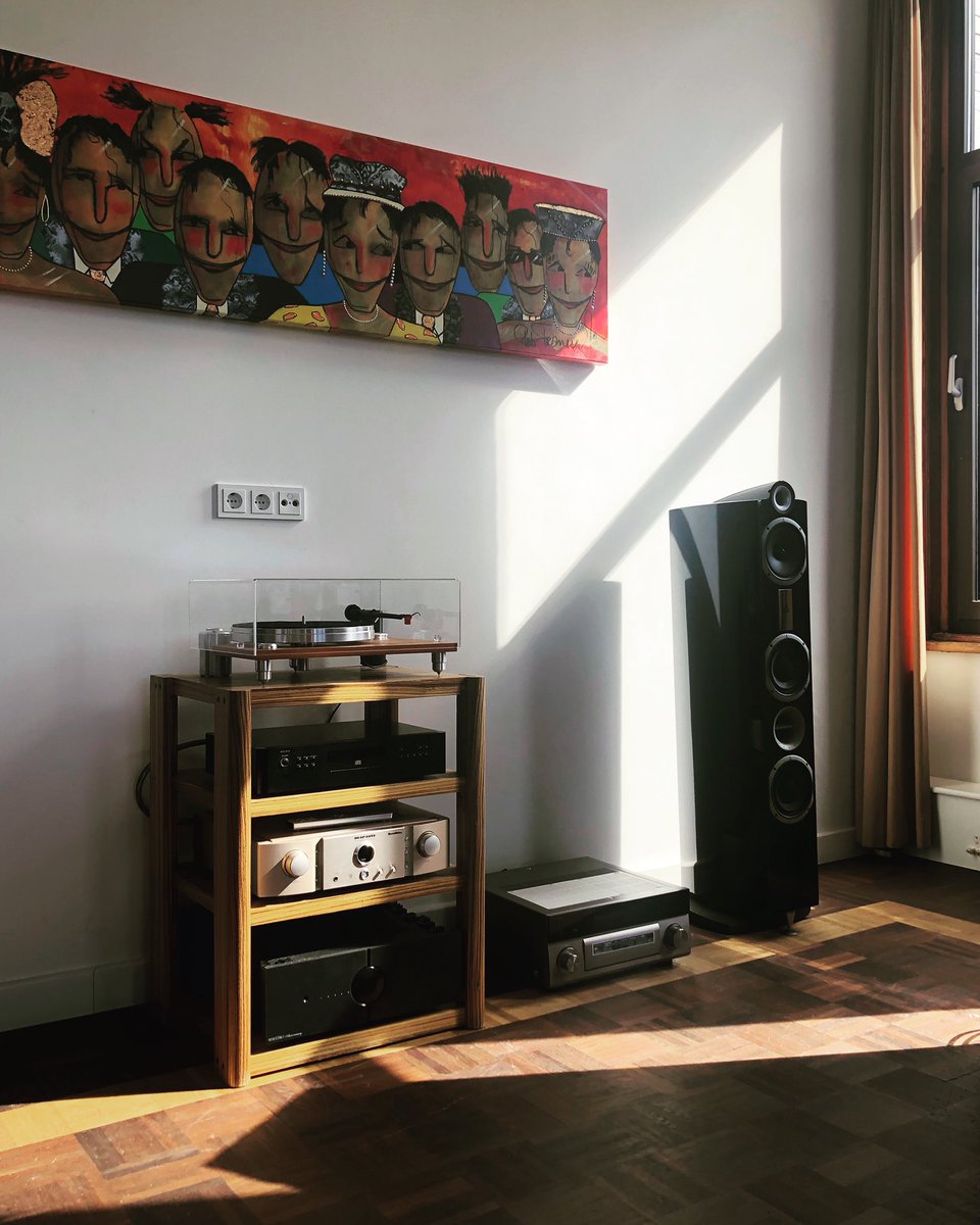 The sun shines into Stassen Hhifi! Do you want to escape the heat in The Netherlands? Come and make an listening appointment in the most beautiful listening castle there is! Ps. We have air conditioning!!