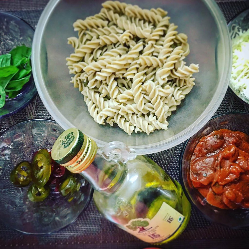 gettinhighonlyf's tweet photo. for those mid-week cooking cravings &amp; taste bud pangs.quinoa pasta in tomato basil sauce dash of Mozzarella cheese, fresh basil &amp; cherry tomato #amateurcook #foodorgasm #loveforfood #tomatobasilpasta #gurgaonfoodie #glutenfree #pasta #quinoapasta #gettinghighonlife #foodporn https://t.co/p5zUETshEC