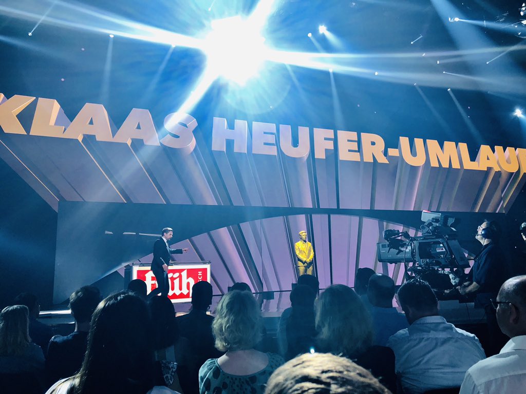 jpoeppelmann's tweet image. Und ich dachte, Klaas würde heute das @ProSieben Programm ansagen, nachdem er gestern gegen seinen Sender verloren hat? 🤷🏼‍♂️ Oder er hat sich einfach clonen lassen, um auf der #screenforce moderieren zu können. 😇