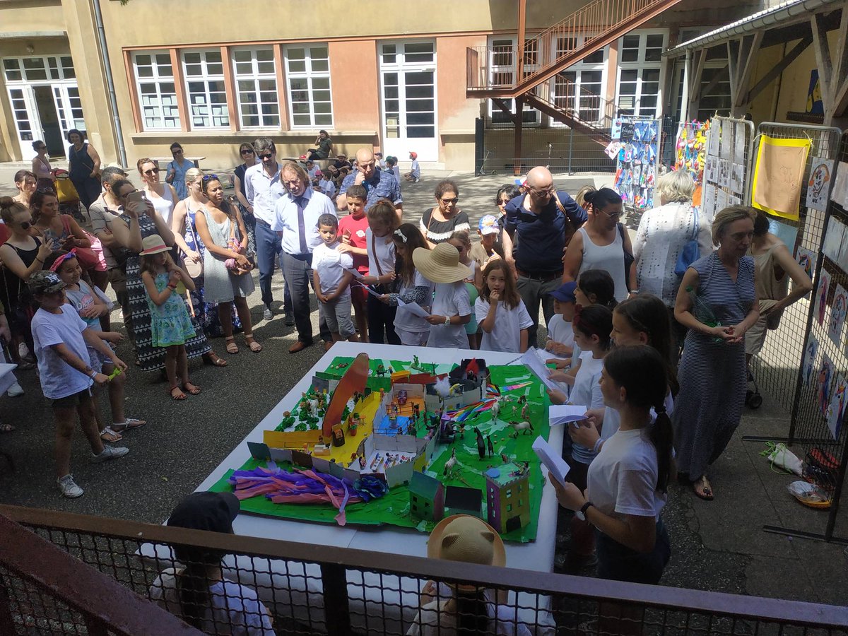 epaAura's tweet photo. 4 forums #notrecommune. Les enfants nous pitchent leurs idées d'entreprises/associations ! Merci à @villedelyon et @dsdenrhone pour leur soutien à EPA! https://t.co/DVWVvN97Nr
