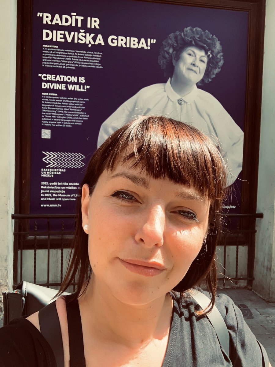 Una Rozenbauma un Nora Ikstena satiekas pie Rakstniecības un mūzikas muzeja nākotnes mājvietas Mārstaļu ielā 6, kur 2022. gadā būs RMM jaunā ekspozīcija. #Muzejs2022