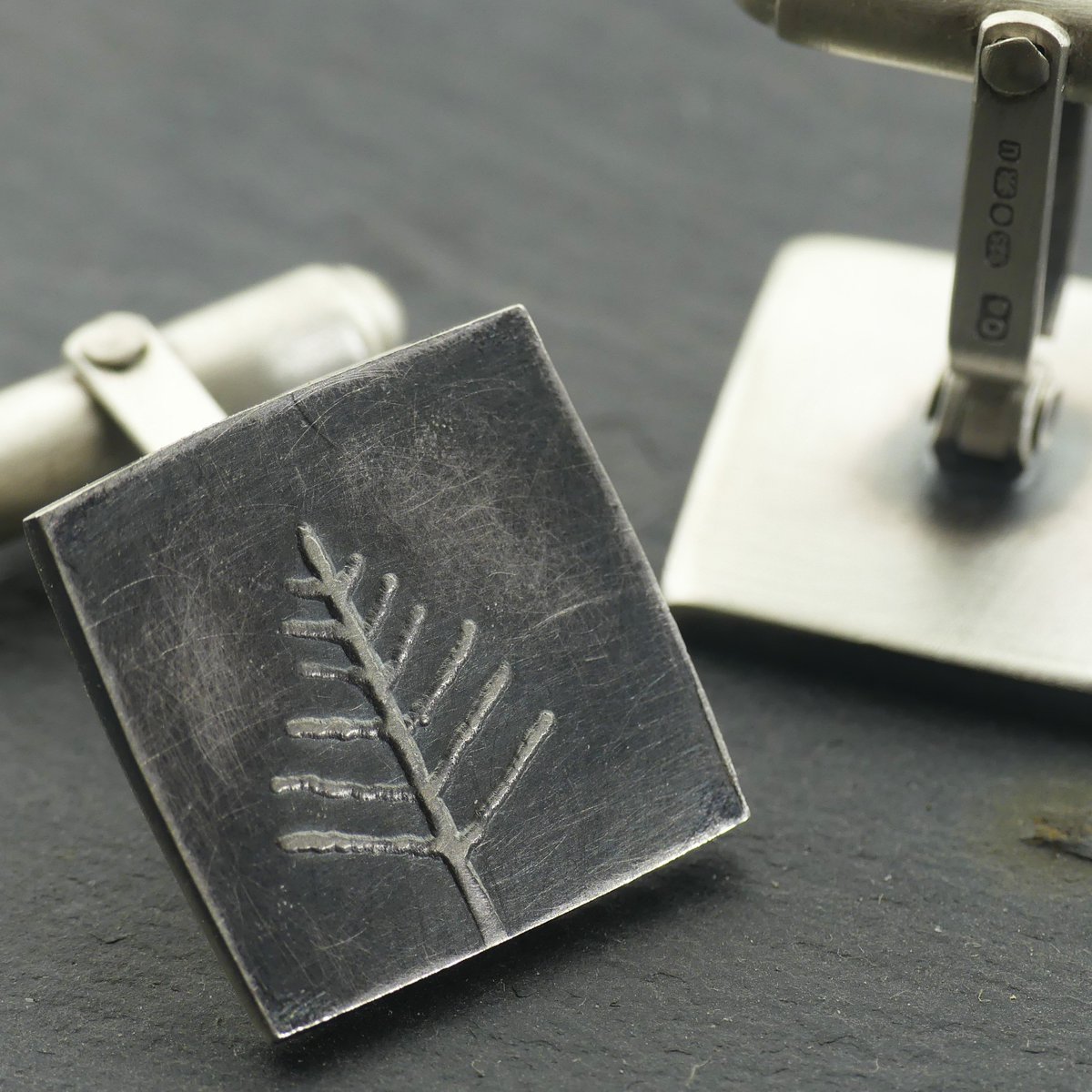 englishcuff's tweet photo. Back to nature...#cufflinks #silvercufflinks #englishcufflinks #designercufflinks Solid silver. Oxidised and frosted https://t.co/Fnw0k3DzLh