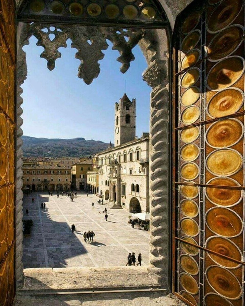 Dalla chiesa di San Francesco si gode una suggestiva vista su piazza del Popolo, l'elegante salotto rinascimentale di Ascoli!
Ecco 10 cose da fare in questa splendida città 👉 http://bit.ly/10-cose-ad-ascoli …
#TreasureItaly
📷 Sandro Riga via @MarcheTourism