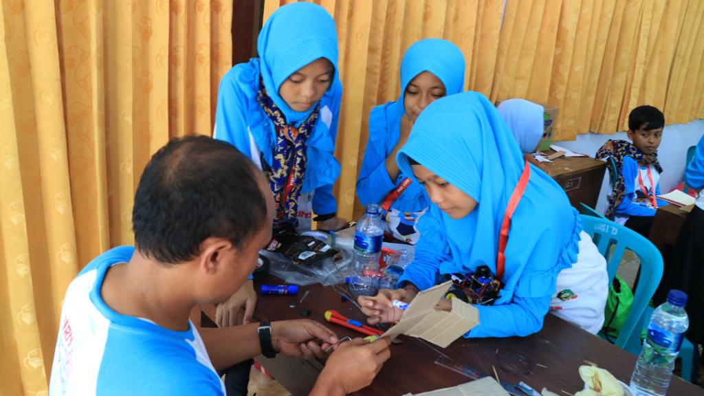pirnlipi's tweet photo. Hari ketiga di #PIRNBanyuwangi, para siswa SD sudah mulai membuat robot lhoo 🤗 Selain belajar tentang teknologi, kreatifitas mereka juga diasah. Banyak banget ide yang bermunculan, mulai dari robot yang bisa menendang bola hingga robot yang terinspirasi dari Barong. Keren ! 👏 https://t.co/Q6Xe1b7v6G