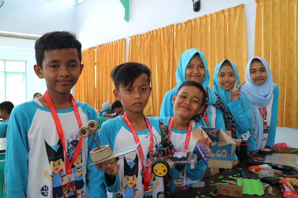 pirnlipi's tweet photo. Hari ketiga di #PIRNBanyuwangi, para siswa SD sudah mulai membuat robot lhoo 🤗 Selain belajar tentang teknologi, kreatifitas mereka juga diasah. Banyak banget ide yang bermunculan, mulai dari robot yang bisa menendang bola hingga robot yang terinspirasi dari Barong. Keren ! 👏 https://t.co/Q6Xe1b7v6G