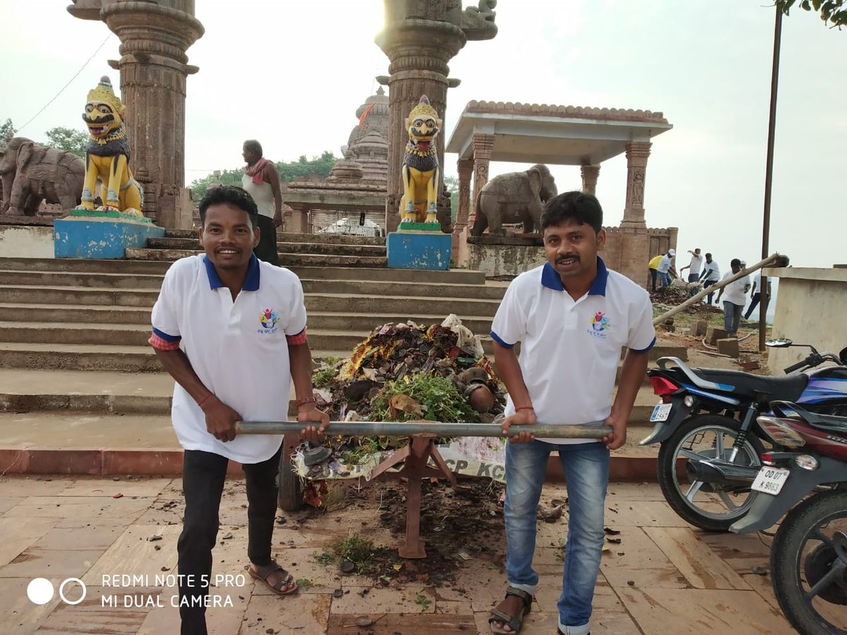 ସ୍ୱଚ୍ଛତା ଓ ପରିମଳ ସୁସ୍ଥ ସମାଜର ଅଭିନ୍ନ ଅଙ୍ଗ। ଗଞ୍ଜାମ ଜିଲ୍ଲା ପୁରୁଷୋତ୍ତମପୁର ବ୍ଲକର ବିଜୁ ଯୁବ ବାହିନୀ ସଦସ୍ୟ ପ୍ରସିଦ୍ଧ ତାରାତାରିଣୀ ମନ୍ଦିର ପରିସରରେ ସଫେଇ ଅଭିଯାନ ଆରମ୍ଭ କରିଛନ୍ତି। ଆବର୍ଜନା ମୁକ୍ତ ସ୍ଵଚ୍ଛ ବାତାବରଣ ସୃଷ୍ଟି କରିବା ପାଇଁ ଆମ ସ୍ଵେଚ୍ଛାସେବୀ ସଚେତନ। 

#BYV #Odisha