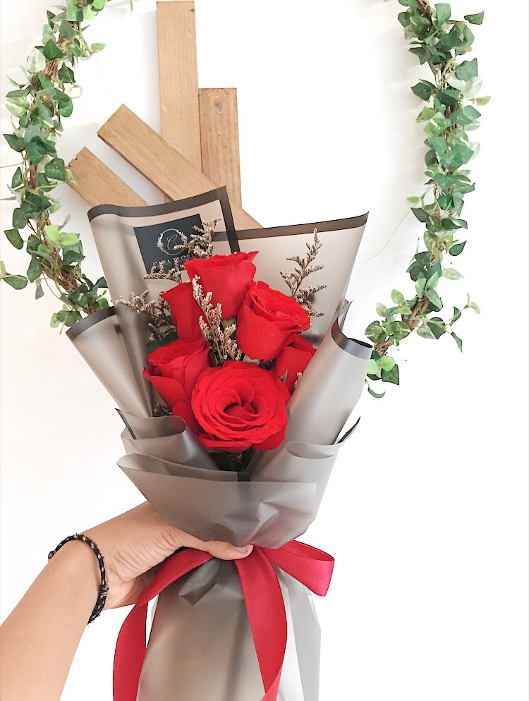 caraflorist's tweet photo. ✨chariming red ✨ mawar merah ✨#mondaymarket #redroses #rose #freshflower #flower #FLOWERFLOWER #bungasegar https://t.co/xnZhwyEQeJ