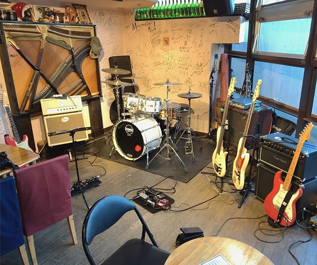 imahoriGuitar's tweet photo. ツアーファイナル!札幌公演、8時から始まります🎸
#sgstrings #dpergo #tworock #stringdrivercabinet #suhr #fender #stratocaster https://t.co/qrAllhS5mm https://t.co/mmagrvIQQt