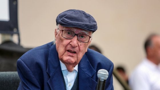 pulce (@pulcepalma) on Twitter photo L'affidarsi alla memoria, è la volontà di non scomparire. E quando la conoscenza si arresta, subentrano i sensi, che alimentano la fantasia.
Andrea Camilleri
#PensieroIndelebile #ScrivoArte
<a href="/ScrivoArte/">#ScrivoArte©</a>
#Camilleri non mollare ❤️
#forzamaestro arrisbigliati ♥️ L'affidarsi alla memoria, è la volontà di non scomparire. E quando la conoscenza si arresta, subentrano i sensi, che alimentano la fantasia.
Andrea Camilleri
#PensieroIndelebile #ScrivoArte
<a href="/ScrivoArte/">#ScrivoArte©</a>
#Camilleri non mollare ❤️
#forzamaestro arrisbigliati ♥️