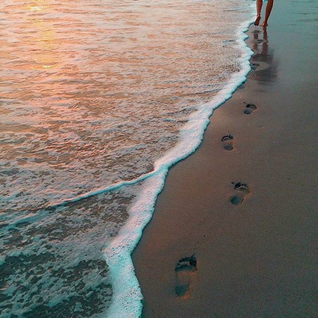 Health_Lab_Live's tweet image. [ENVIRONMENT] Grounding, also called Earthing, is the practice of placing your bare feet on the ground, which is associated with many health benefits... ✔️
▪️
Negatively charged electrons in the Earth neutralize free radicals in your body. These free rad… bit.ly/2ZK2C8C
