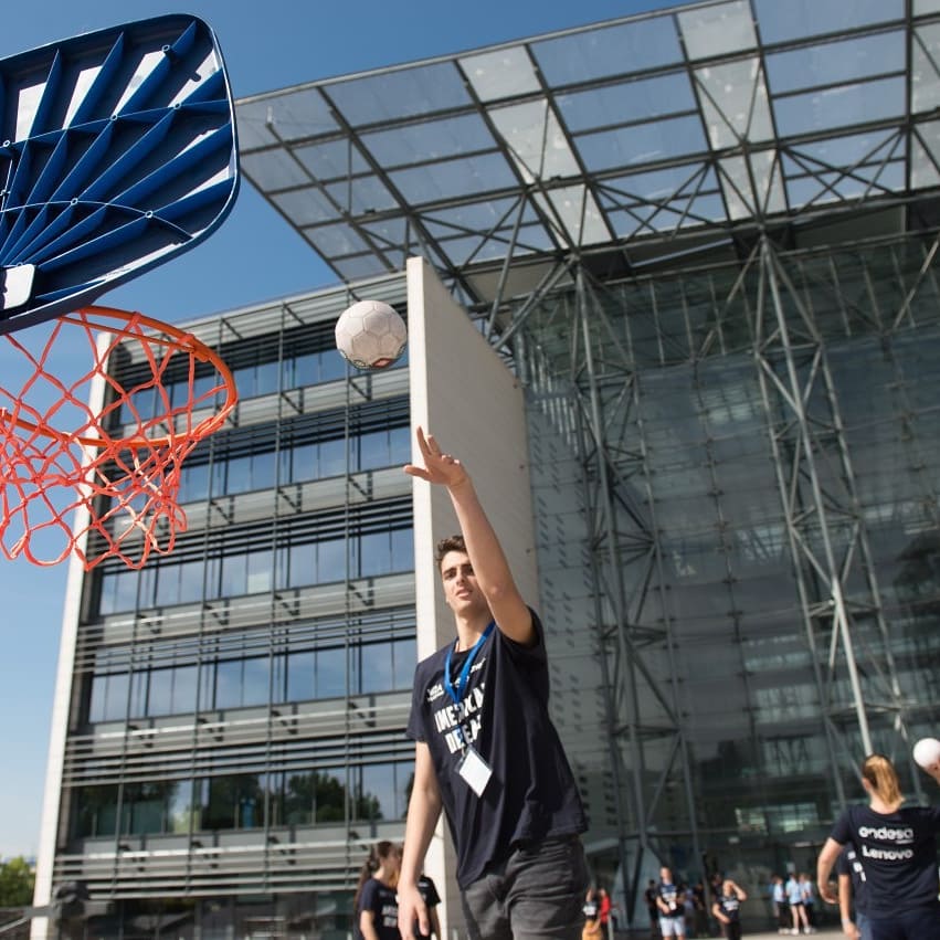 Una jornada donde evaluamos competencialmente a cada uno de los perfiles mediante diferentes pruebas: trabajo en equipo, liderazgo, trabajo bajo presión, creatividad, capacidad de hablar en público, etc. #AmericanDream19 #CandidatoFundacionEndesa <a href="/FundacionEndesa/">Fundación Endesa</a> <a href="/LenovoES/">Lenovo España</a>