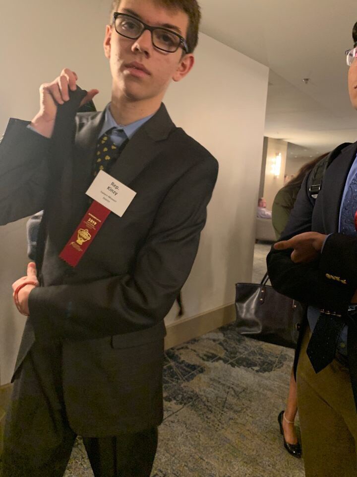 Pwestdeb8's tweet photo. It was a long week, Dallas. Traffic was challenging, sleep was minimal, but experiences were vast. Congrats to Tyler who finished as a House Quarterfinalist and cheers to the whole PWest and @EastMO_NSDA crew for sticking it through. #Nats19 #SolidarityForever https://t.co/5eGqo02Flo