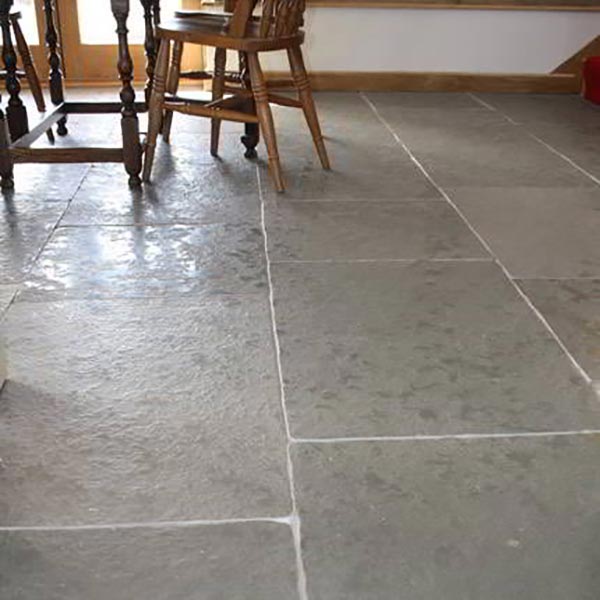 WHFlagstones's tweet photo. This classic flagstone tile will recall visits to old pubs and church’s where original flagstone floors are still present.The tumbled and brushed surface recreates a natural stone floor which looks centuries old. #HerefordHour #Flagstonefloor #Churchfloor https://t.co/IONwsp9D6g