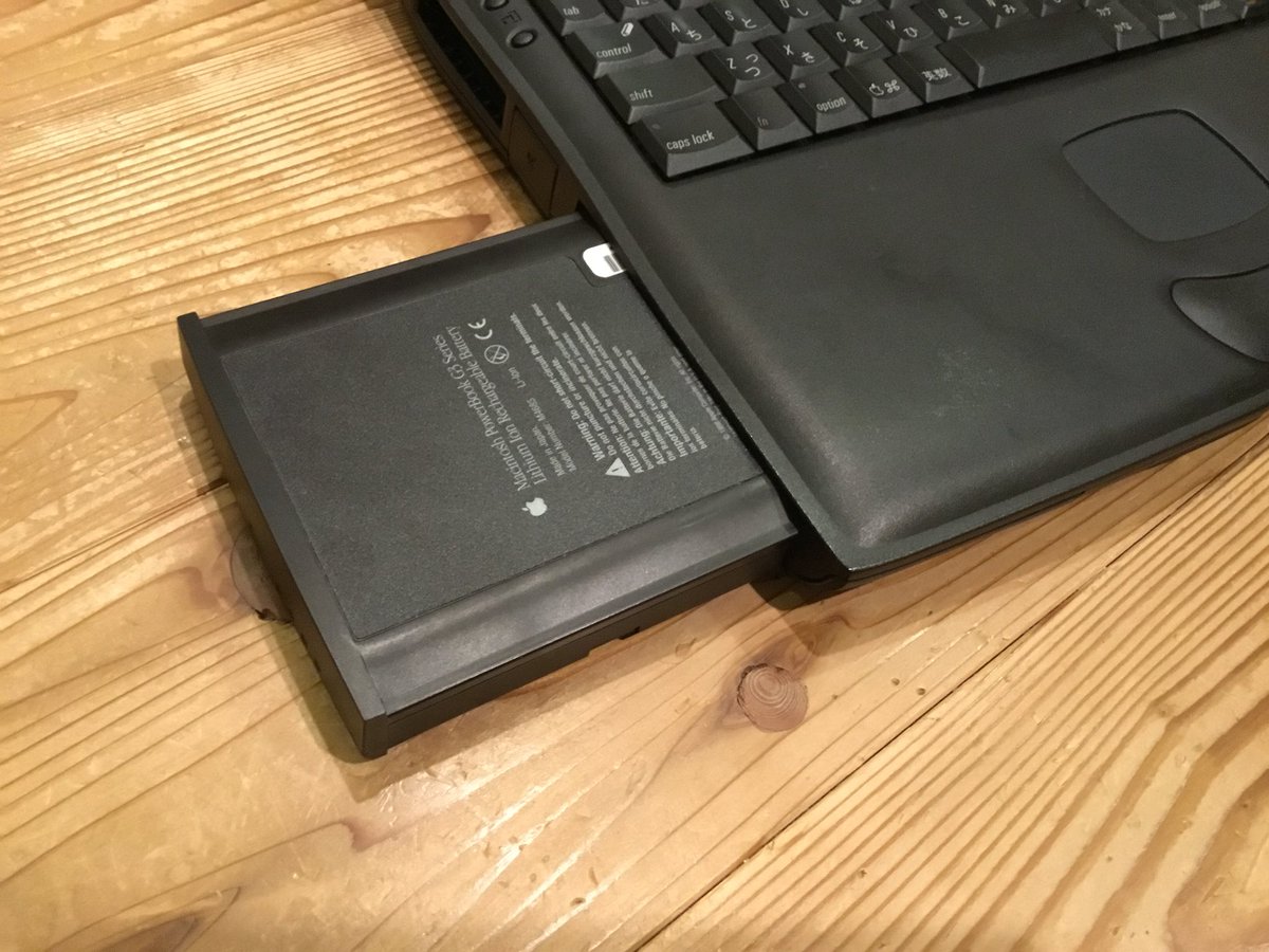 teke3in's tweet image. PowerBook G3のモジュール構造
搭載する部品を自分で選べて、簡単に付け替えられるのは魅力的…

#PowerBook #PowerBookG3 #Wallstreet #Mac #Apple #モジュール