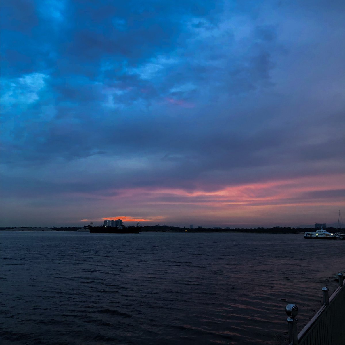aahsm_'s tweet photo. Hello! I am in Johor Bahru 🌤 

Sorry but i cant handle myself here. The most beautiful scenery i have ever seen 🌤

#ShotOnIphone #vscocam #apple https://t.co/uGui7qLj4z