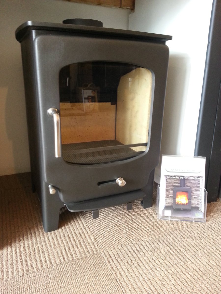 SkiptonStoves's tweet image. Call into our showroom today and see the beautiful @SaltfireStoves ST - X5 #siareadydesign #5kw #multifuel stove on display!