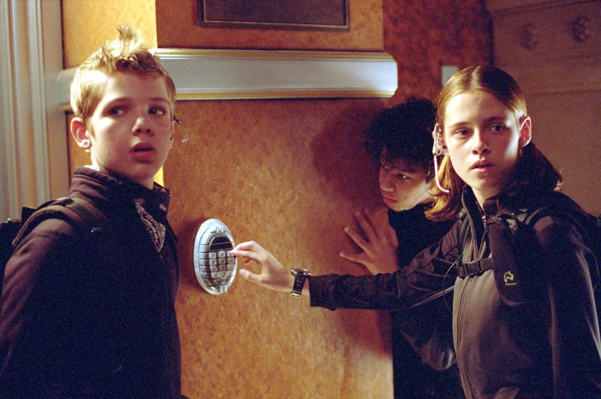KristewartPT's tweet photo. Kristen Stewart // no set 🎬📽
2003: #CatchThatKid https://t.co/RErY6W9NH1