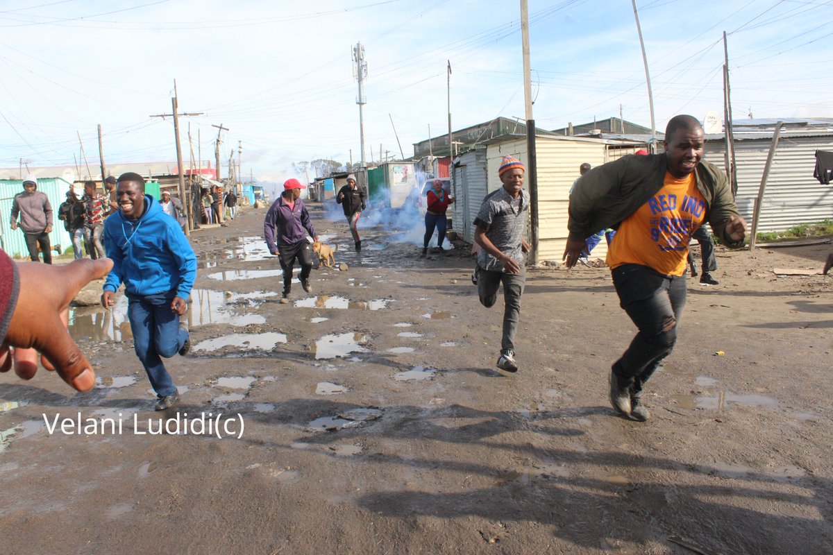 LudidiVelani's tweet photo. About 5 vehicles were torched today when a group of over 500 people protested in Marikana, Philippi CT. The residents demand electricity and the improvement of their area. #PhilippiProtest https://t.co/iEiGoc0BWQ
