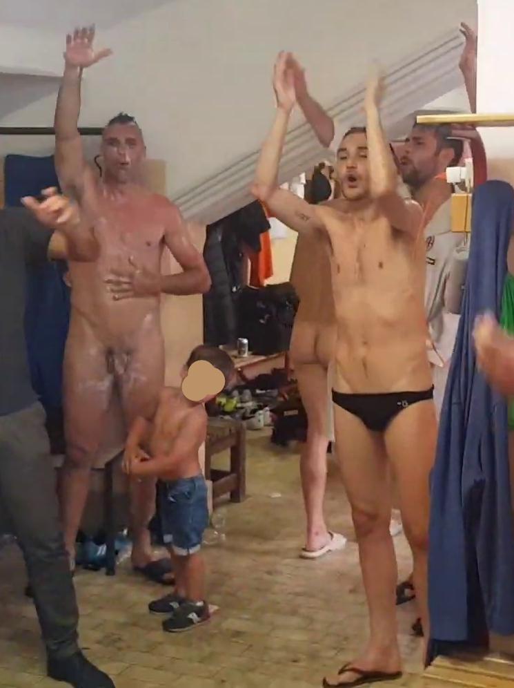 spanish_lad's tweet photo. Futbolistas italianos pillados desnudos 🇮🇹 #dick #locker #vestuario https://t.co/OIyvITUxf1