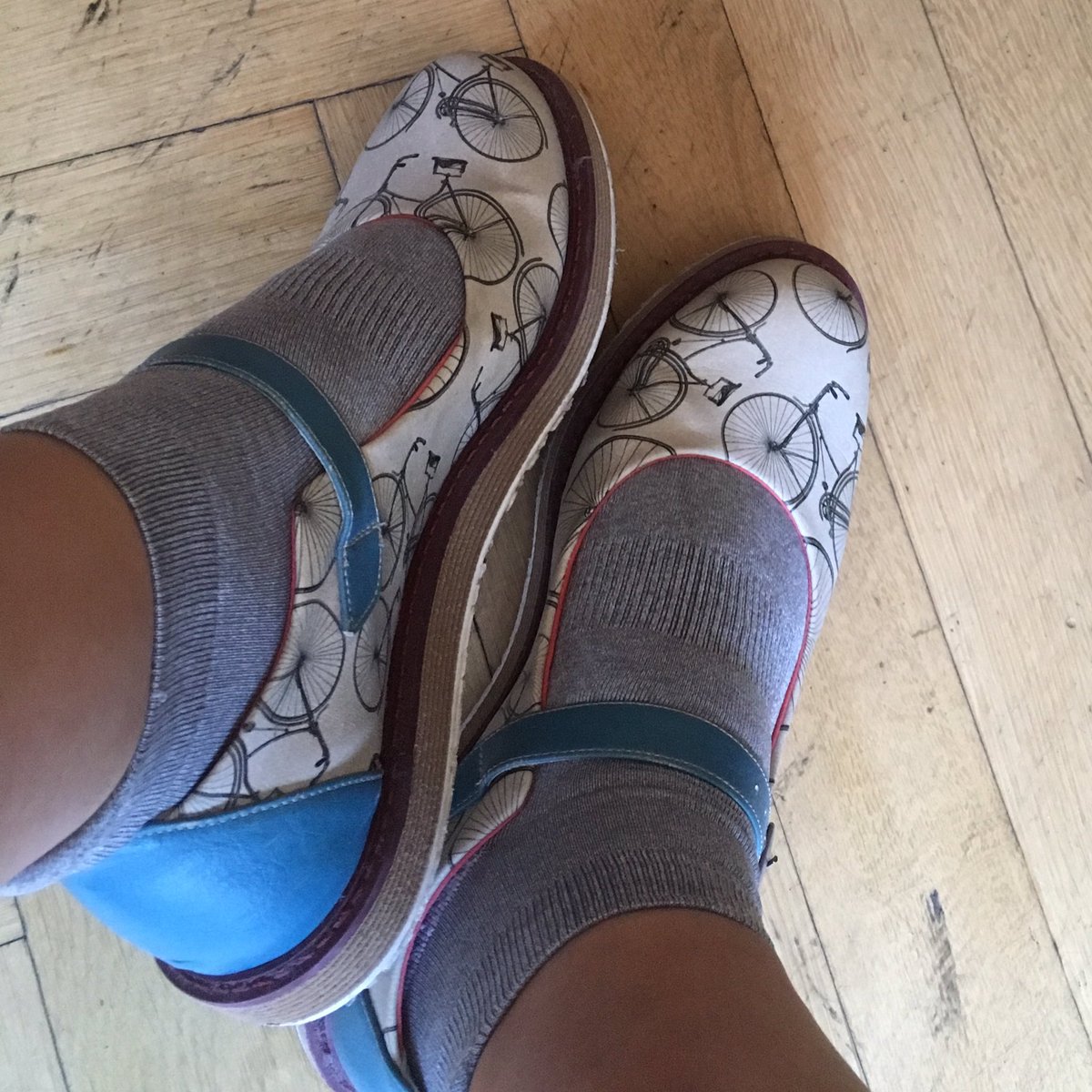 gudruncita's tweet photo. Wir haben abgegeben! Und zwar das erste von zwei #Bürgerbegehren für besseren #Radverkehr in #München - wir fordern den #Altstadtradlring! @Radentscheid_M Und meine Schuhe 👟 passen zum Tag 🚲💚 #Verkehrswende #Radoffensive #RadentscheidM #Fahrrad #Radlliebe https://t.co/3P2NU2lB4N