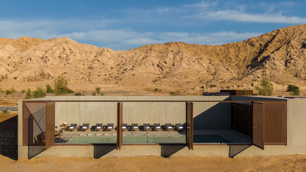 IngeniaContra's tweet photo. Un complejo de edificios ahora forma el hotel Al Faya Lodge, que se encuentra en las arenas rojas al pie del Monte Alvaah en el Emirato de Sharjah. Unos antiguos edificios de #piedra que se han adaptado para convertirse en un #hotel boutique de cinco #habitaciones. #restaurante https://t.co/NcsRVi7zcC