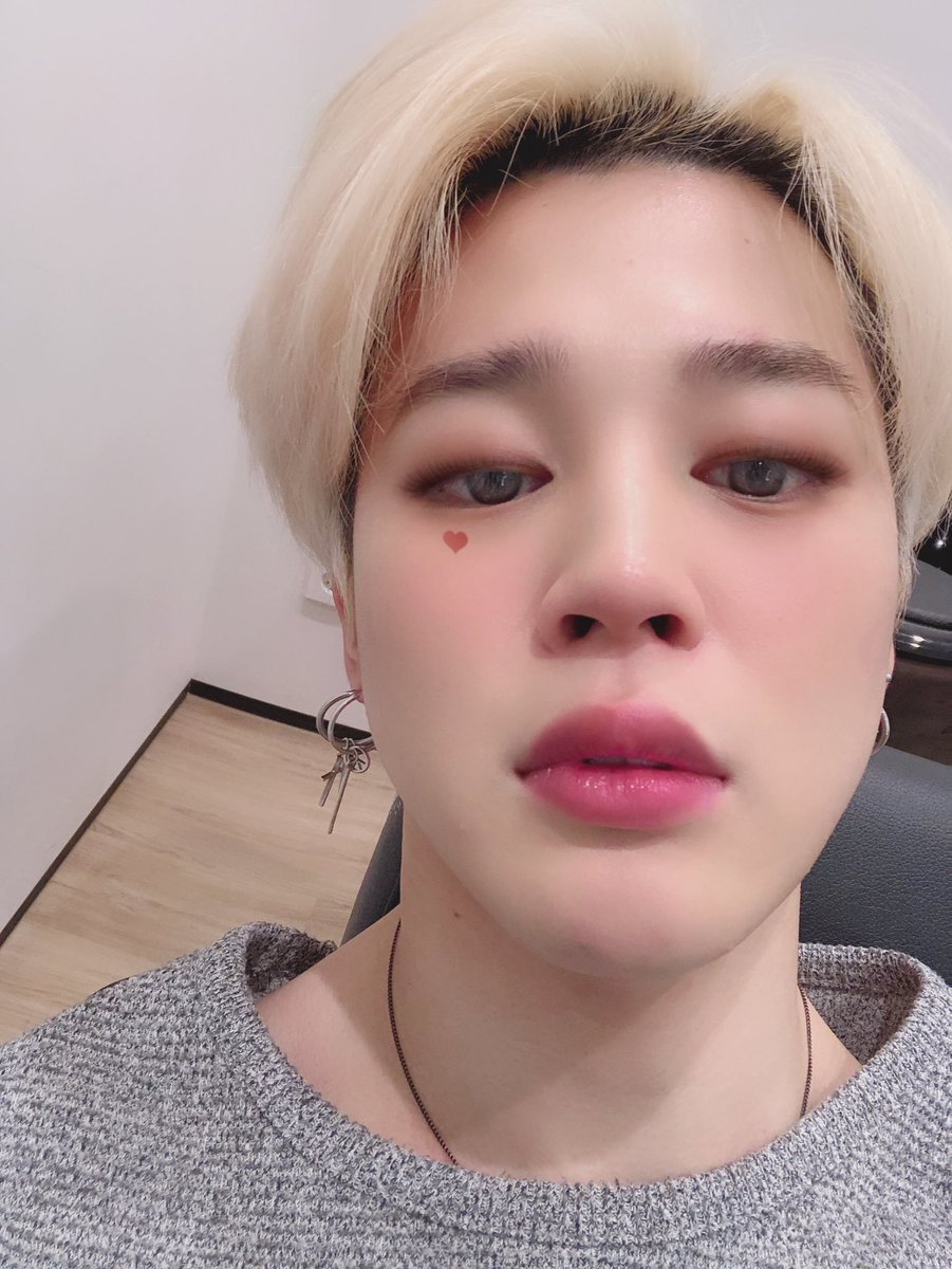 𝟐𝟎𝟏𝟗: 𝐃𝐀𝐍𝐆𝐋𝐈𝐍' 𝐀𝐍𝐃 𝐎𝐔𝐓We're only half into the year but Jimin's affection for dangling earrings is still going strong, coming up with new combinations of charms every now and then.