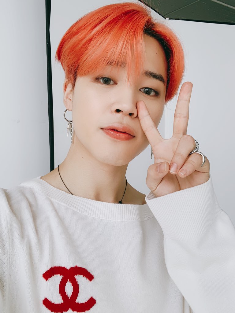 𝟐𝟎𝟏𝟗: 𝐃𝐀𝐍𝐆𝐋𝐈𝐍' 𝐀𝐍𝐃 𝐎𝐔𝐓We're only half into the year but Jimin's affection for dangling earrings is still going strong, coming up with new combinations of charms every now and then.