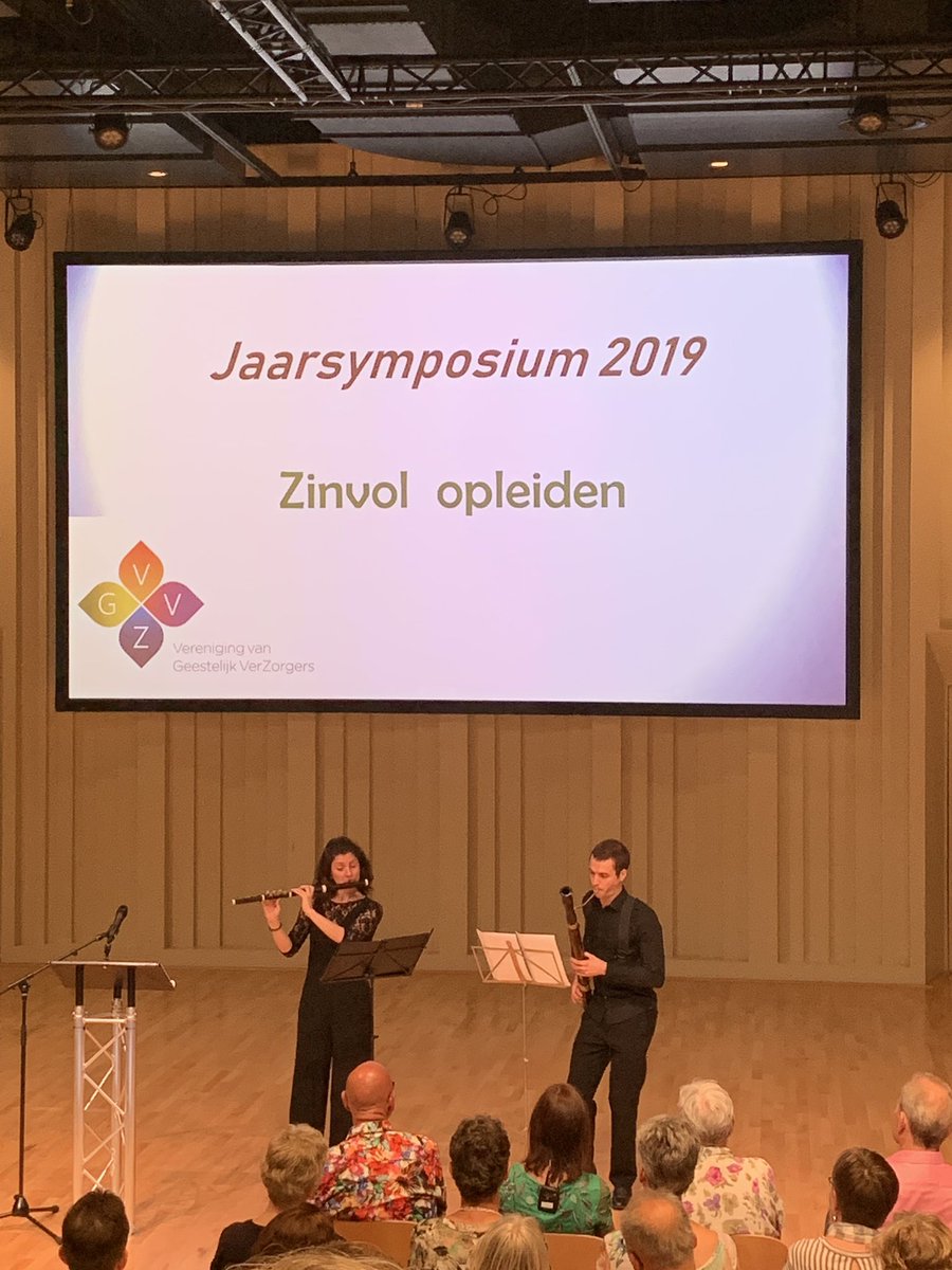 Start van het @VGVZ_NL congres met muziek! Presenteer namens het lectoraat  <a href="/ZorgZingeving/">lectoraat Zorg en Zingeving - Hogeschool Viaa</a> vandaag de #EPICC competenties voor bachelor verpleegkunde en verloskunde studenten. Zin in!!