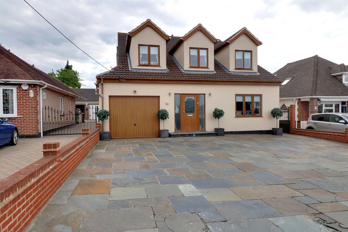 This five bedroom detached home is the ideal move for the family. Outstanding living space and five double bedrooms.

flinklp.haart.co.uk/ForSaleV5/?pro…