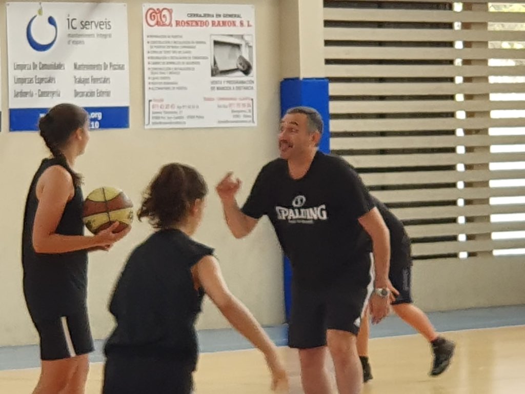 basquetpla's tweet photo. Comença la setmana de tecnificació #aprènambelsmillors avui dilluns tenim amb nosaltres a @jotacuspi #123PLA #feim40anys https://t.co/nRPtf6yhgE