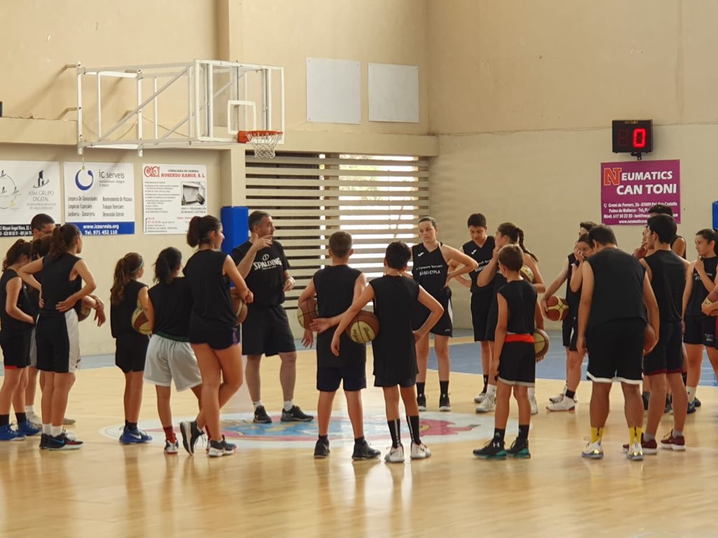 basquetpla's tweet photo. Comença la setmana de tecnificació #aprènambelsmillors avui dilluns tenim amb nosaltres a @jotacuspi #123PLA #feim40anys https://t.co/nRPtf6yhgE