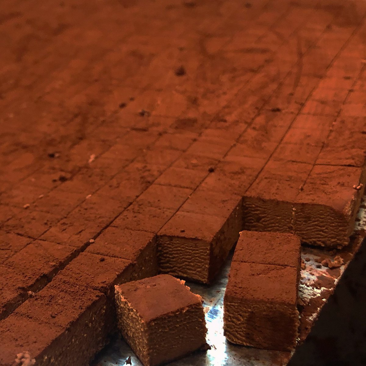 cacao_utrecht's tweet photo. Vers gesneden truffels! Nu ook als ijsbites! 😍
#foodporn #truffels #frozen #cacao #ijs #warm #zon #cacaoutrecht #utrecht #domkwartier #valrhona #chocolade #chocolate #chocolatier #yesplease #foodie #foodblog #food #chocolat #yummy #shopping #exploreutrecht #photography #smile https://t.co/elqhgtGwzl