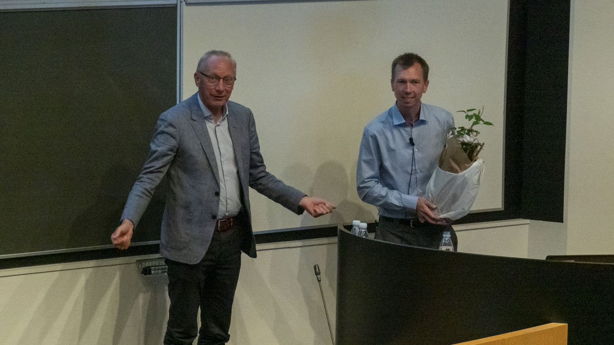 DTU Energy (@dtuenergy) on Twitter photo Efter sin tiltrædelsesforelæsning “From electrochemical diagnostics to greener energy storage” lykønskes @hjelmj, ny professor på <a href="/DTUEnergy/">DTU Energy</a>, af institutdirektør Søren Linderoth (tv.) Efter sin tiltrædelsesforelæsning “From electrochemical diagnostics to greener energy storage” lykønskes @hjelmj, ny professor på <a href="/DTUEnergy/">DTU Energy</a>, af institutdirektør Søren Linderoth (tv.)