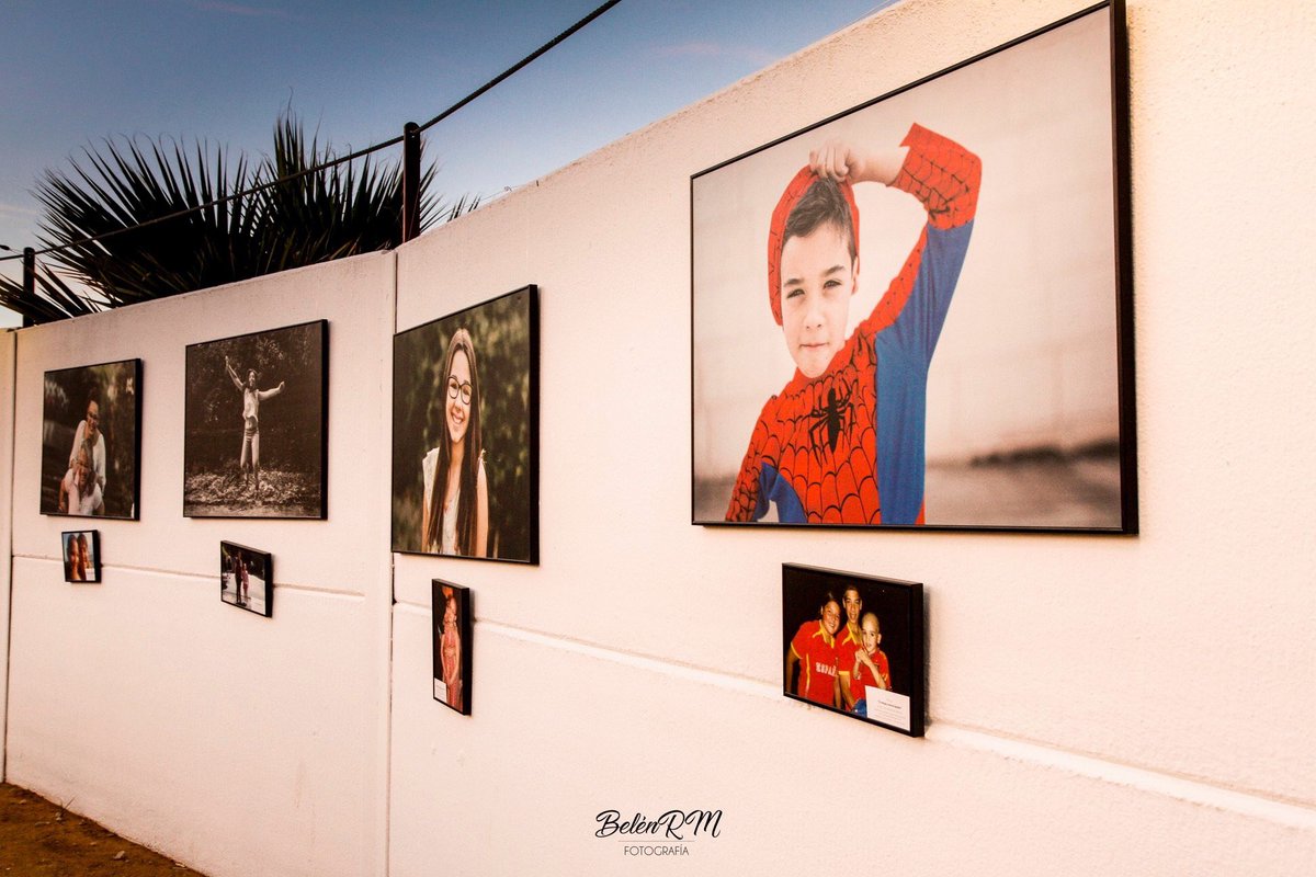 GalaJS_'s tweet photo. 🦸🏼‍♂️ 🦸🏻‍♀️ La exposición fotográfica “mi héroe”, que se pudo admirar en #GalaJS19, trata de lanzar un mensaje positivo y de esperanza sobre el cáncer infantil, las enfermedades de la sangre y cómo afrontarlas.

Muestra más de una veintena de ejemplos de familias de @ales_jaen https://t.co/eE81PWcdlS