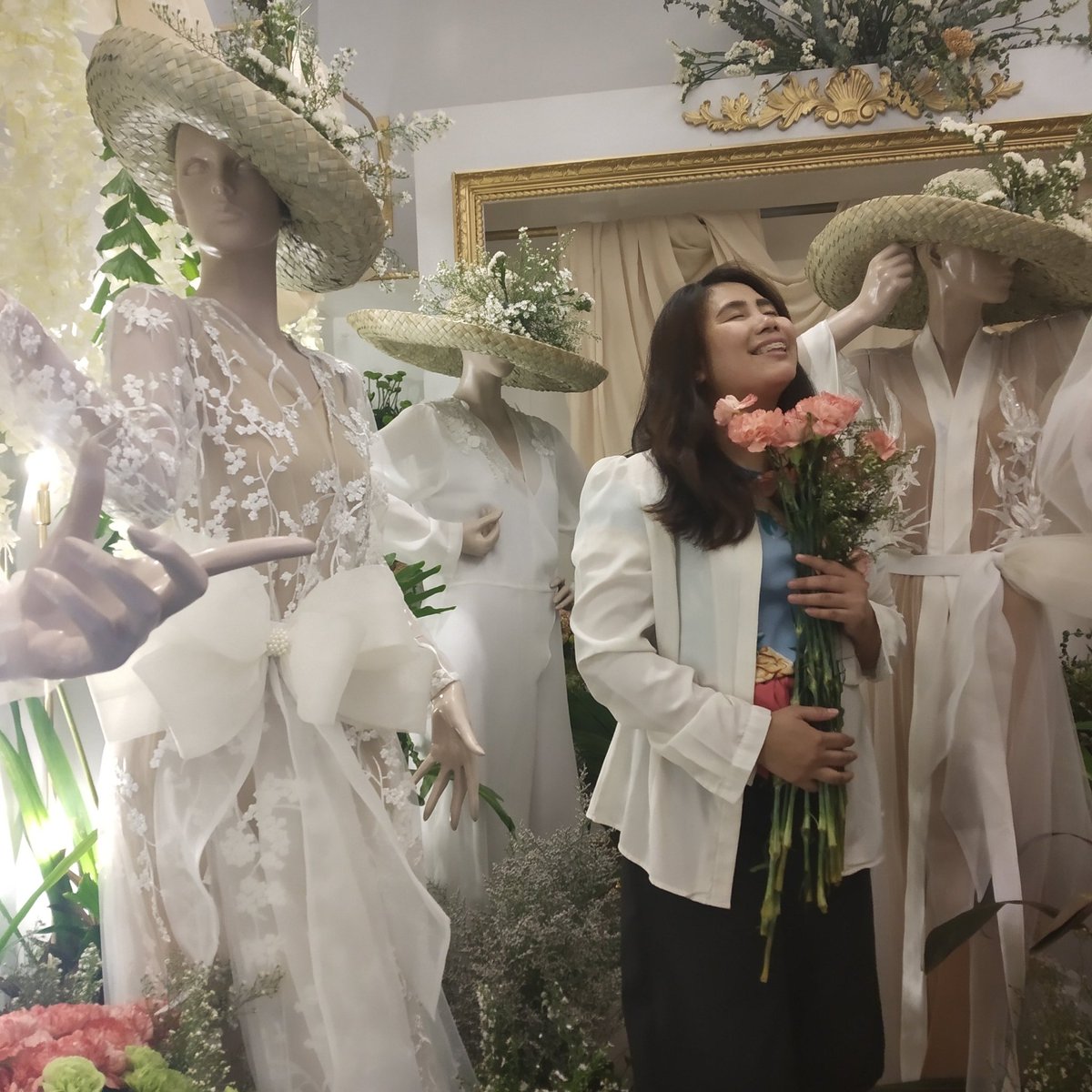 LovTeacherAngel's tweet photo. When you are aligned with the truth of who you truly are, then you experience BLISS. - Vivian Amis
🙌😍👰✨ @happyandrada.ph
#LoveTeacherAngelDotCom #TeachersOOTD #HappySummerHappy #HappyAndrada #WeddingSeason #DressInWhite #WhiteCanvass https://t.co/uaPe9o6EMZ