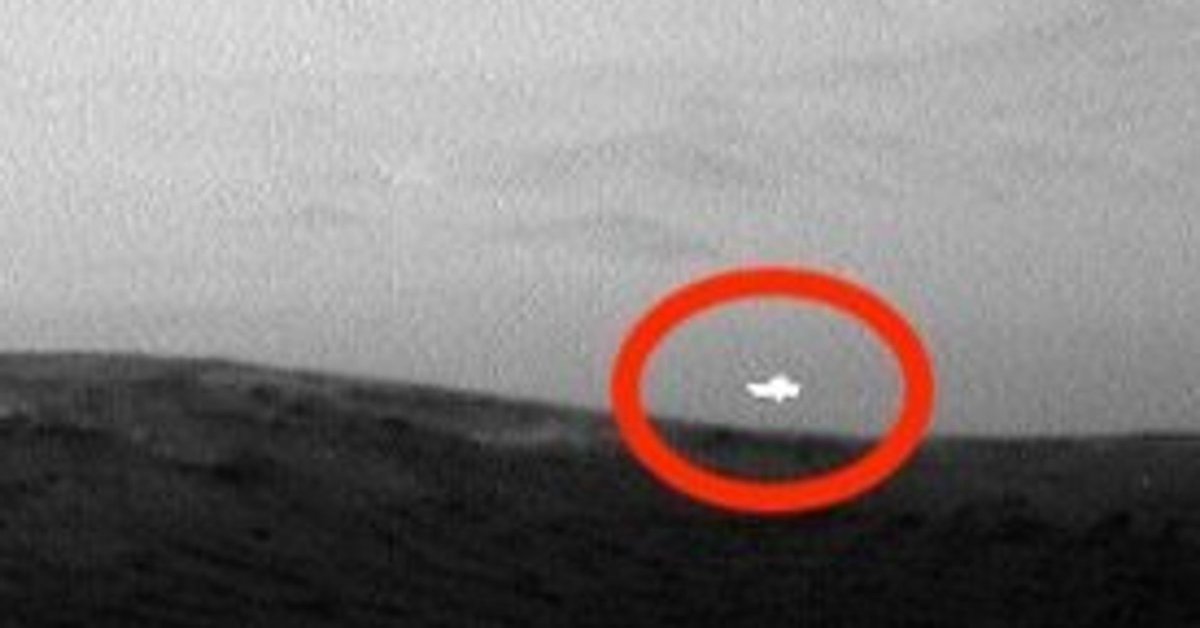 A glint of light was spotted days before the rover detected an elevation in methane on the planet. huffp.st/HVlCPOG