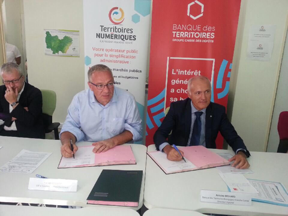 ComIsee's tweet photo. Ils ont signé, photo à l’appui ! Le GIP ⁦@TerNumBFC⁩ et la ⁦@BanqueDesTerr⁩ viennent à l’instant de signer la convention pour le lancement du Hub territorial #MedNumBFC pour l’inclusion numérique : de nombreux projets en vue ! https://t.co/u87DtEM60V