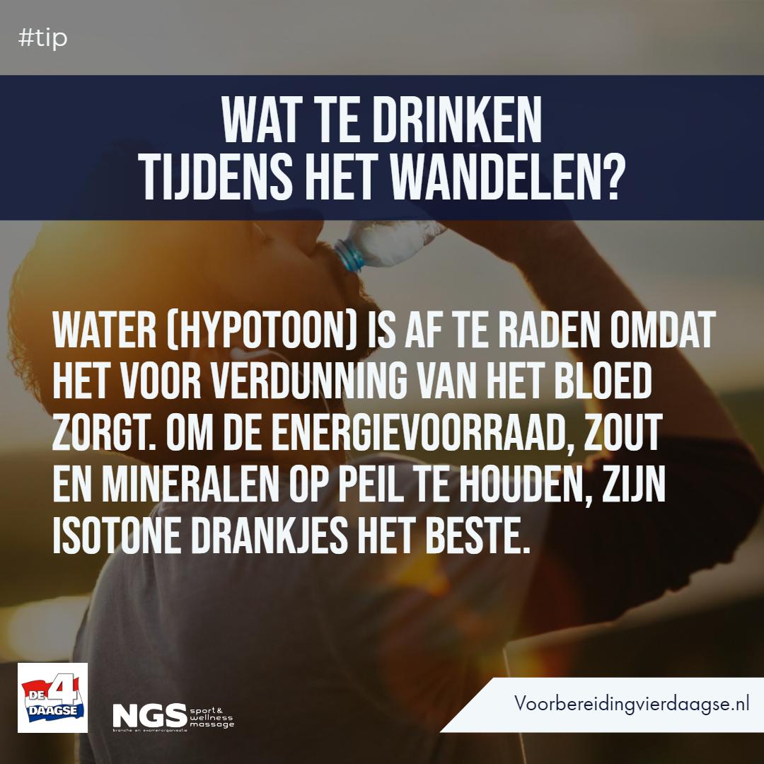 Ga je wandelen? Drink voldoende bij dit weer! cDrink bij voorkeur isotone drankjes! Isotone sportdranken zijn te herkennen aan de vermelding ‘isotoon’ op het etiket en aan de hoeveelheid koolhydraten (4-8 g/100 ml) en natrium (400 mg/100ml).
voorbereidingvierdaagse.nl/wandelenwarmwe…